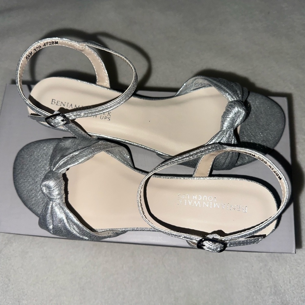 Benjamin Walk Metallic Silver Sandals  size 5.5        (#75)